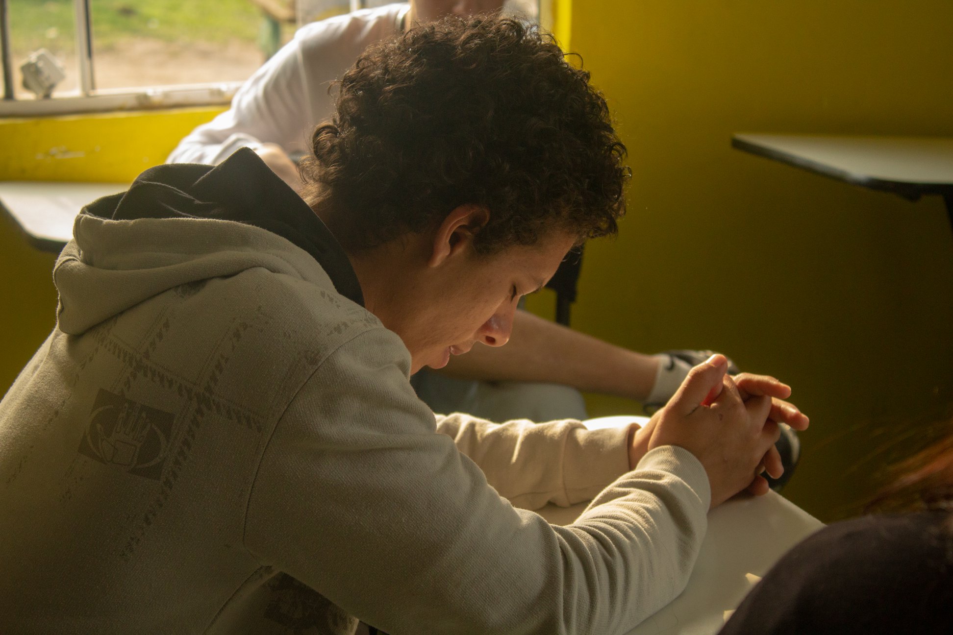 Jovem orando | Foto