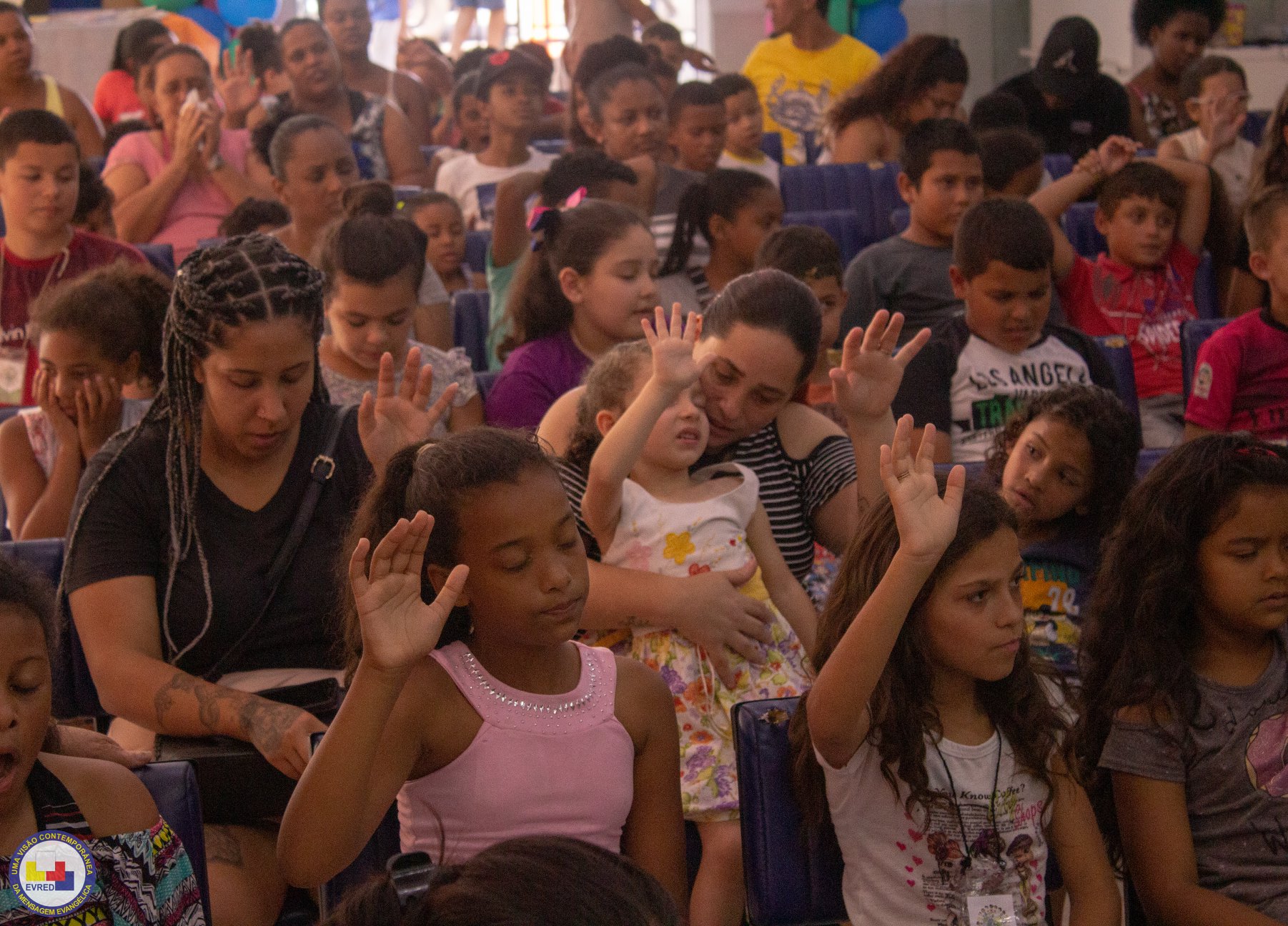 Crianças do projeto pezinho orando | Foto